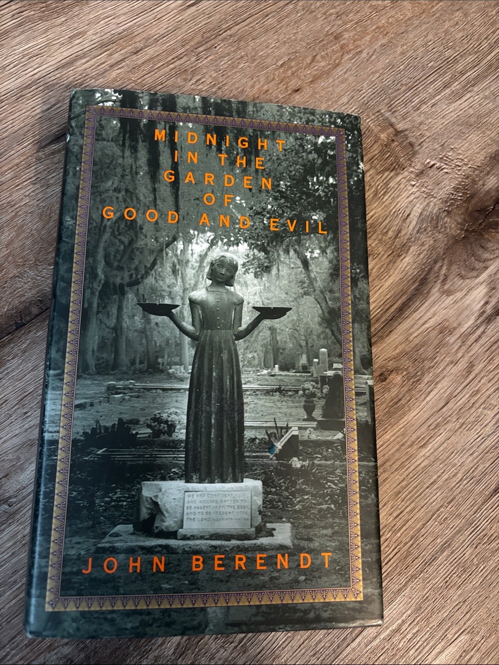 Midnight in the Garden of Good and Evil - Black Hardcover